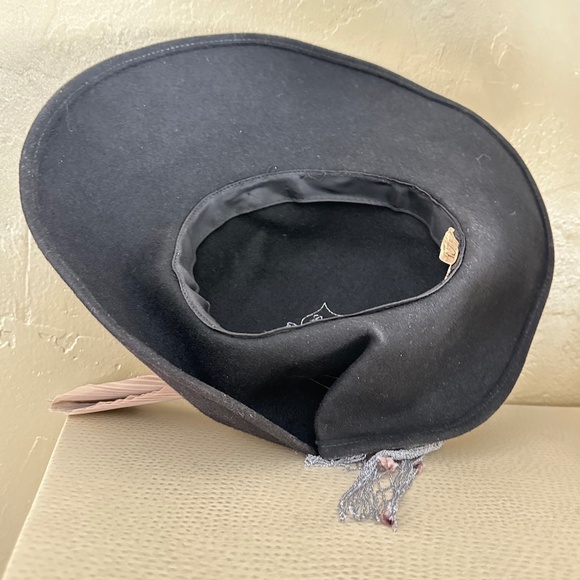 IMPRESSIVE 1940s\' BLACK FELT FOLDED WIDE BRIM HAT + FEATHER + DOTTED VEIL main image 5